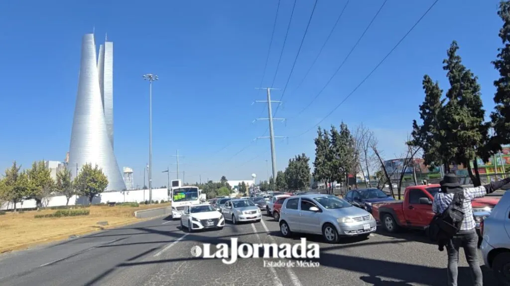 Elementos del CUSAEM bloquean Paseo Tollocan hoy 8 de enero