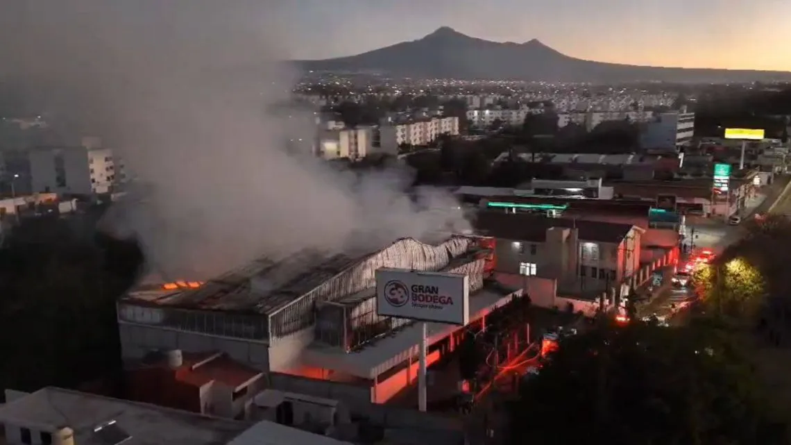 [VIDEO] Incendio en Avenida las Torres, Puebla