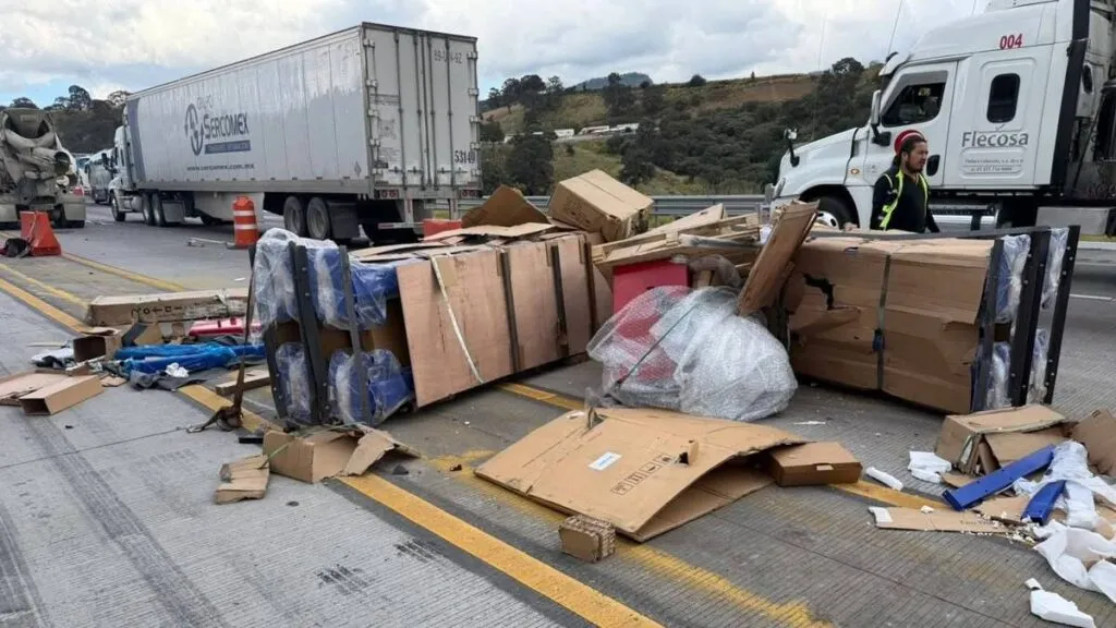 Vuelca tráiler en la México-Puebla
