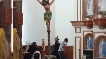Hombre armado causa terror en iglesia de Zinacantepec. Esto es lo que pasó