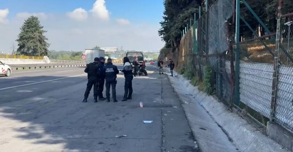 Abandonan cuerpo sin vida en la carretera México-Toluca