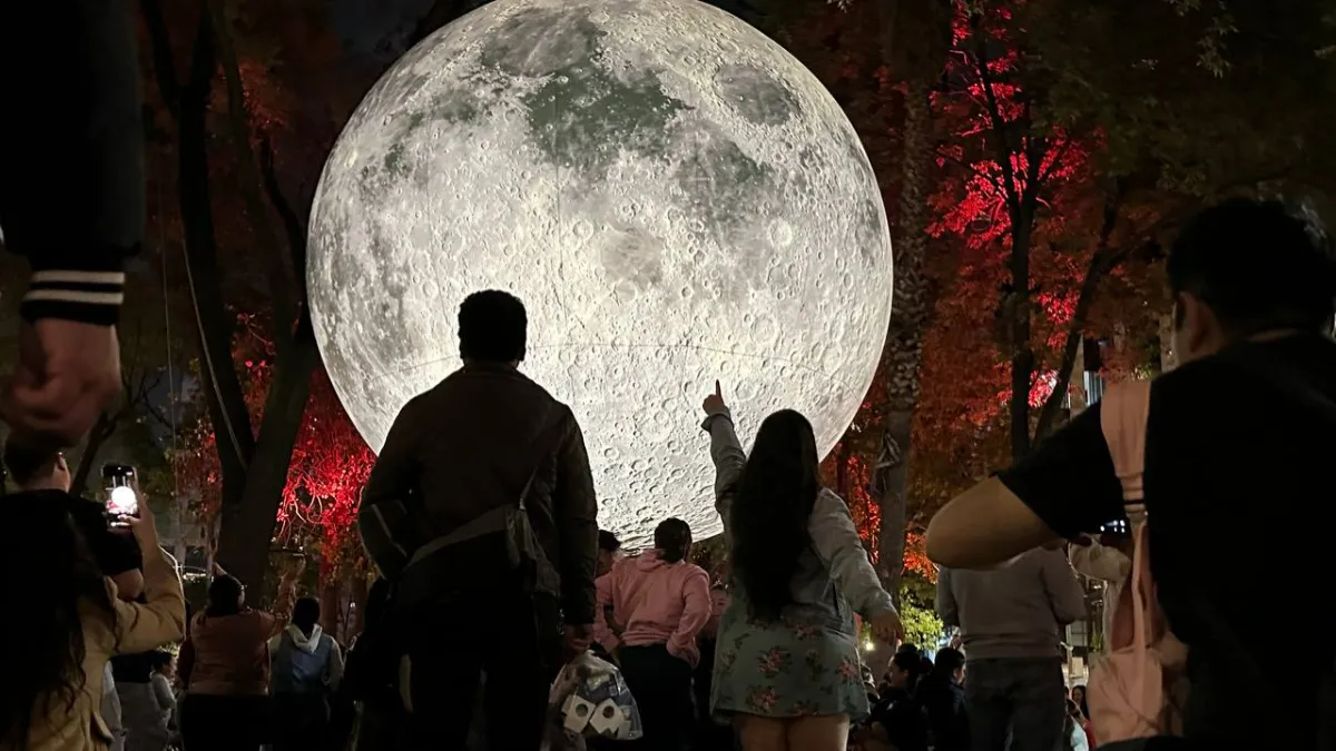 La instalación de la Luna gigante en Paseo de la Reforma amplía su exhibición en la Ciudad de México. 📸: Webcams de México