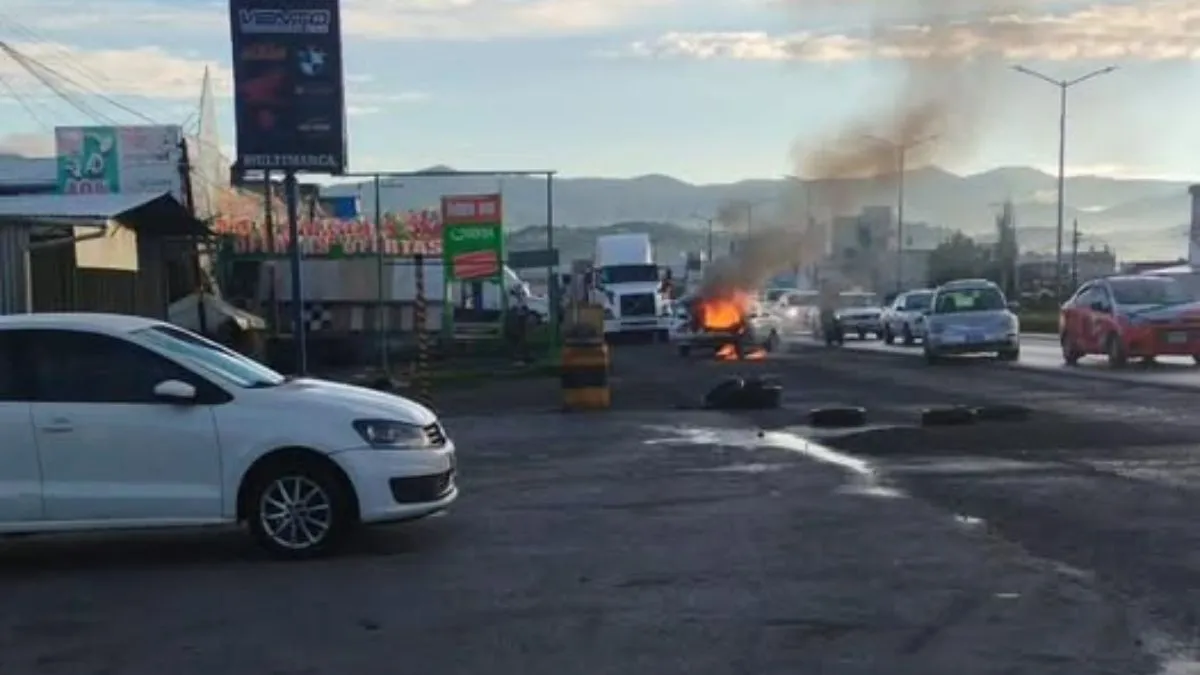 Automóvil se incendia en la Toluca-Naucalpan