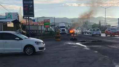 Automóvil se incendia en la Toluca-Naucalpan