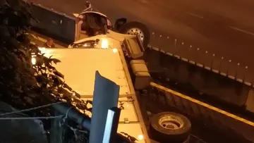 Tráiler volcado genera afectaciones en la México-Toluca