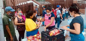 Edomex: familias comparten alegría y salieron a donar cenas en Nochebuena