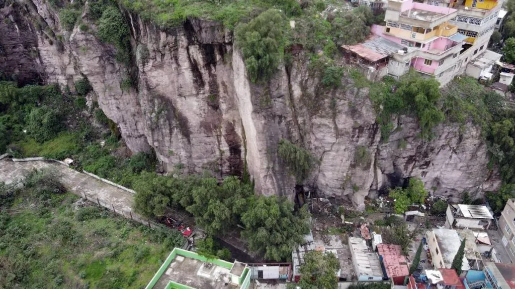 Desgajamiento de rocas en Tlalnepantla pone a 19 viviendas en riesgo