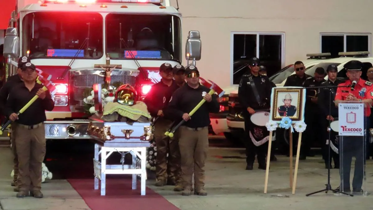 Texcoco: Despiden con homenaje y guardia de honor a bombero fallecido