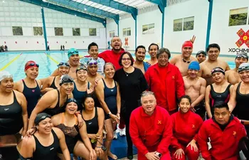Alcaldesa Circe Camacho durante la reinauguración de la alberca del Deportivo Xochimilco.