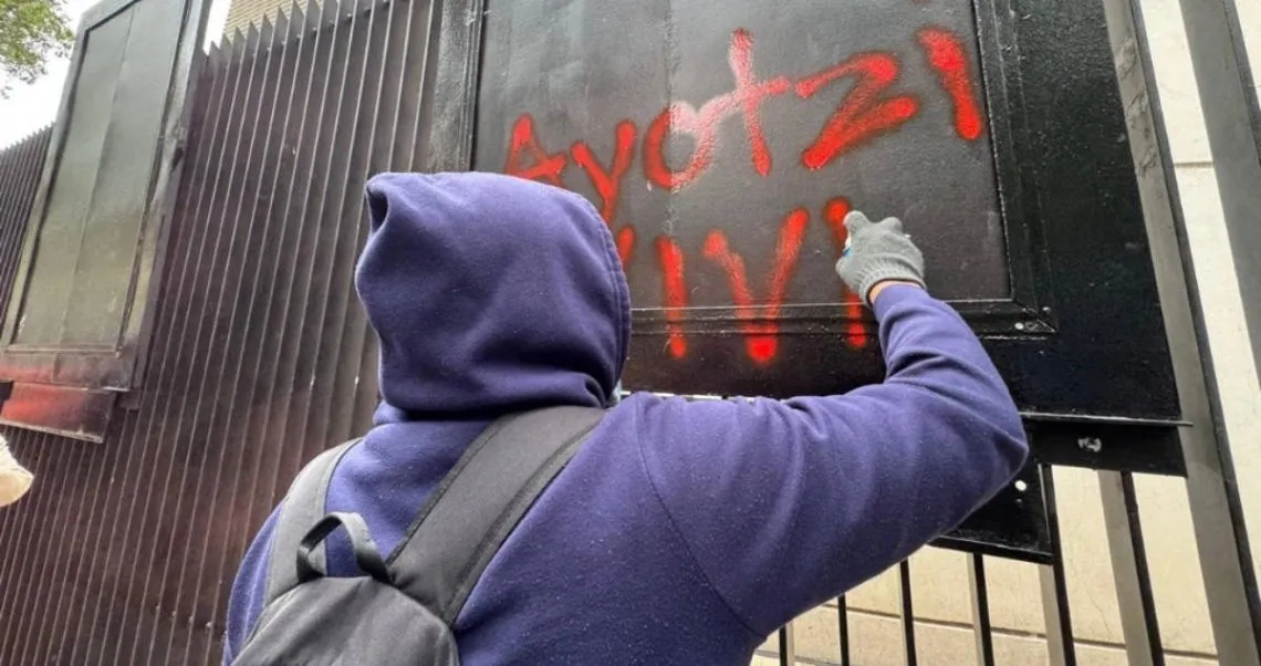 [VIDEO] Normalistas de Ayotzinapa lanzan cohetones en el Senado