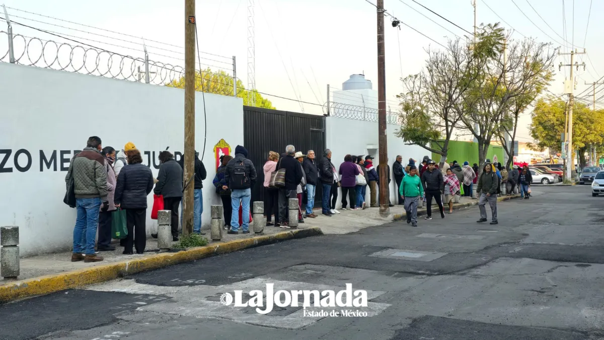 La alta demanda ha generado largas filas, con personas esperando su turno para acceder a los apoyos.