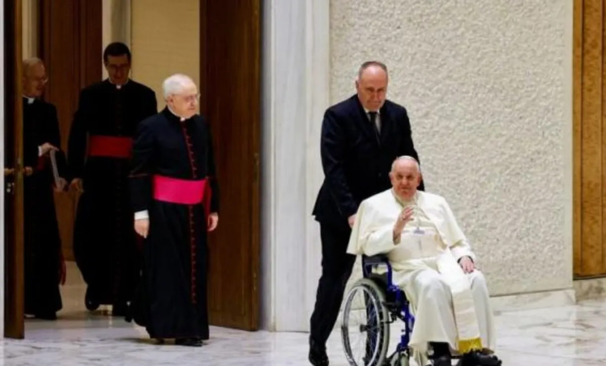 Según informó el Vaticano, el pontífice se someterá a exámenes diagnósticos y continuará en tratamiento.