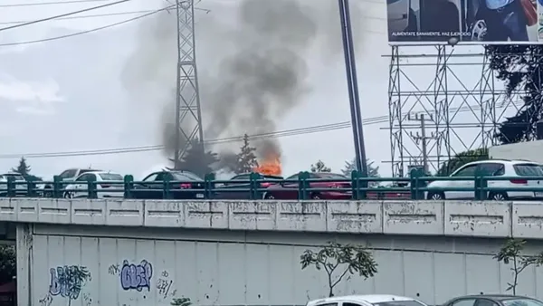 Camioneta se incendia en Paseo Tollocan; no se reportan heridos