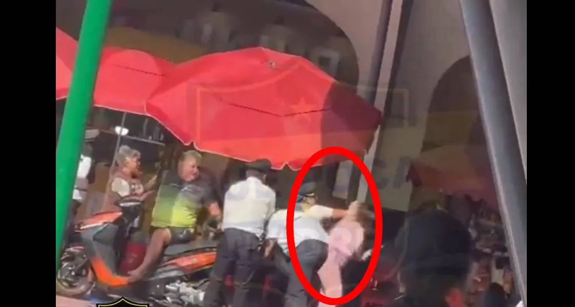Video: Policías de Toluca le echan montón a señora de la tercera edad y la golpean