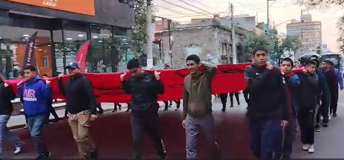 Miembros de Normal de Tenería marchan en Toluca