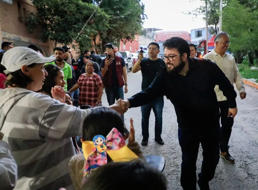 Alcalde Issac Montoya supervisa obra de rehabilitación del puente del INE, en San Rafael Chamapa