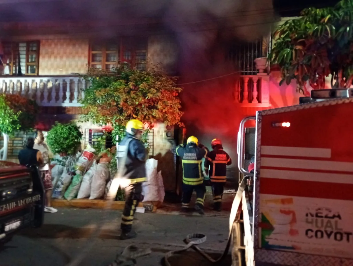 Rescatan policías de Neza a cuatro mujeres en incendio