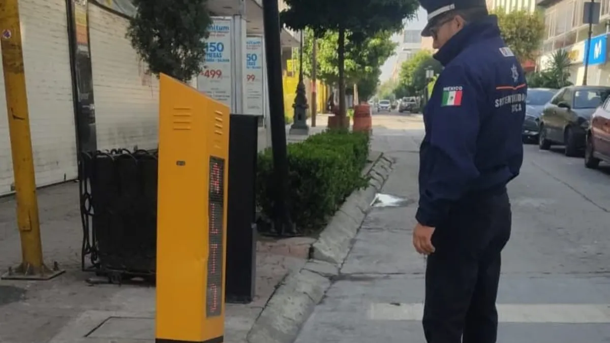 Toluca repara paso peatonal inteligente dañado en calles del centro