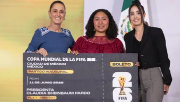 Sheinbaum entregó a Yolett Cervantes un boleto para el partido inaugural del Mundial México vs Sudáfrica.