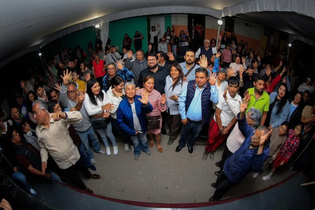 Alcalde Issac Montoya supervisa obra de rehabilitación del puente del INE, en San Rafael Chamapa