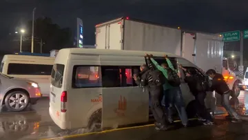 Combi se atasca en la López Portillo Tultitlán [VIDEO]