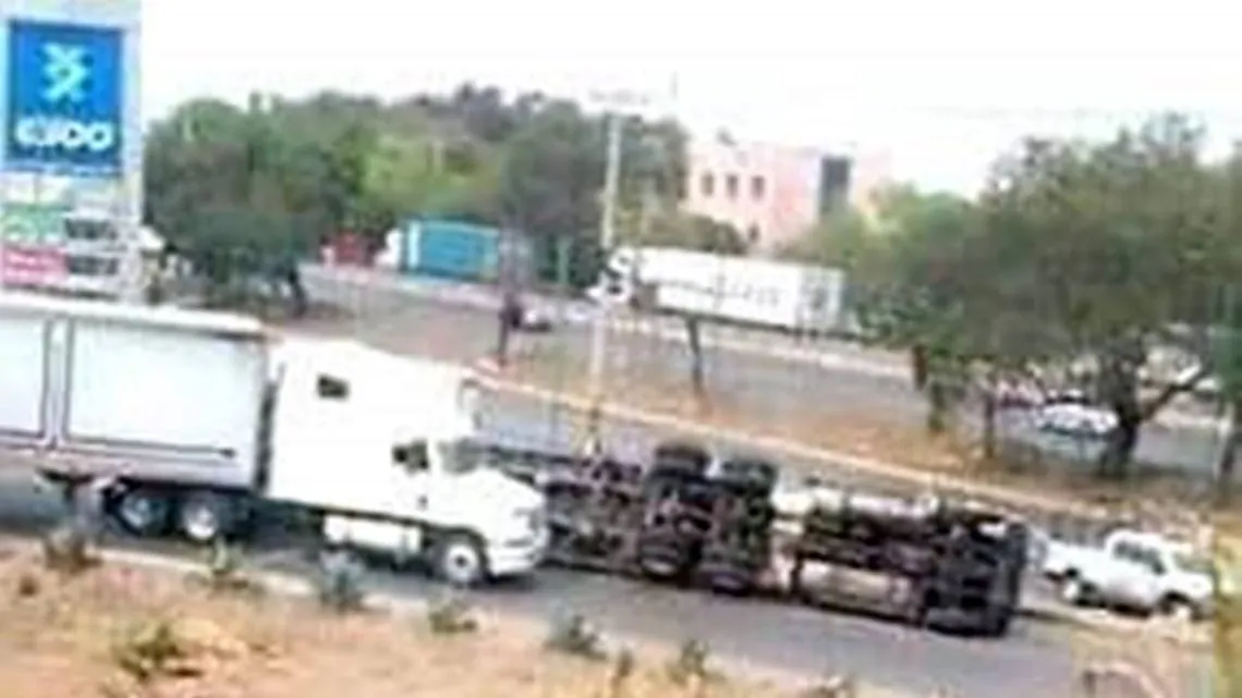 Cuautitlán Izcalli: Tráiler que transportaba madera volcó en avenida Huehuetoca