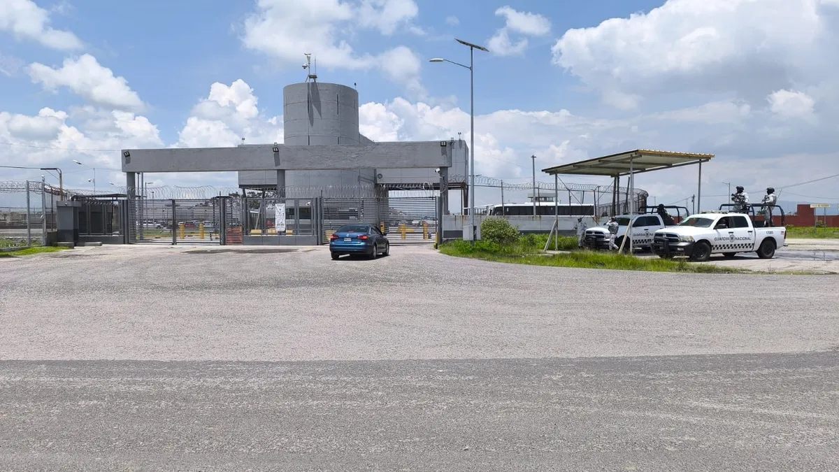 Reubicación de reos en El Altiplano genera fuerte movilización federal