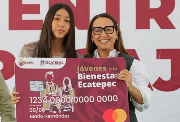 ¿El costo del transporte limita tus estudios? Azucena Cisneros entrega 1,000 tarjetas de apoyo a universitarios de Ecatepec