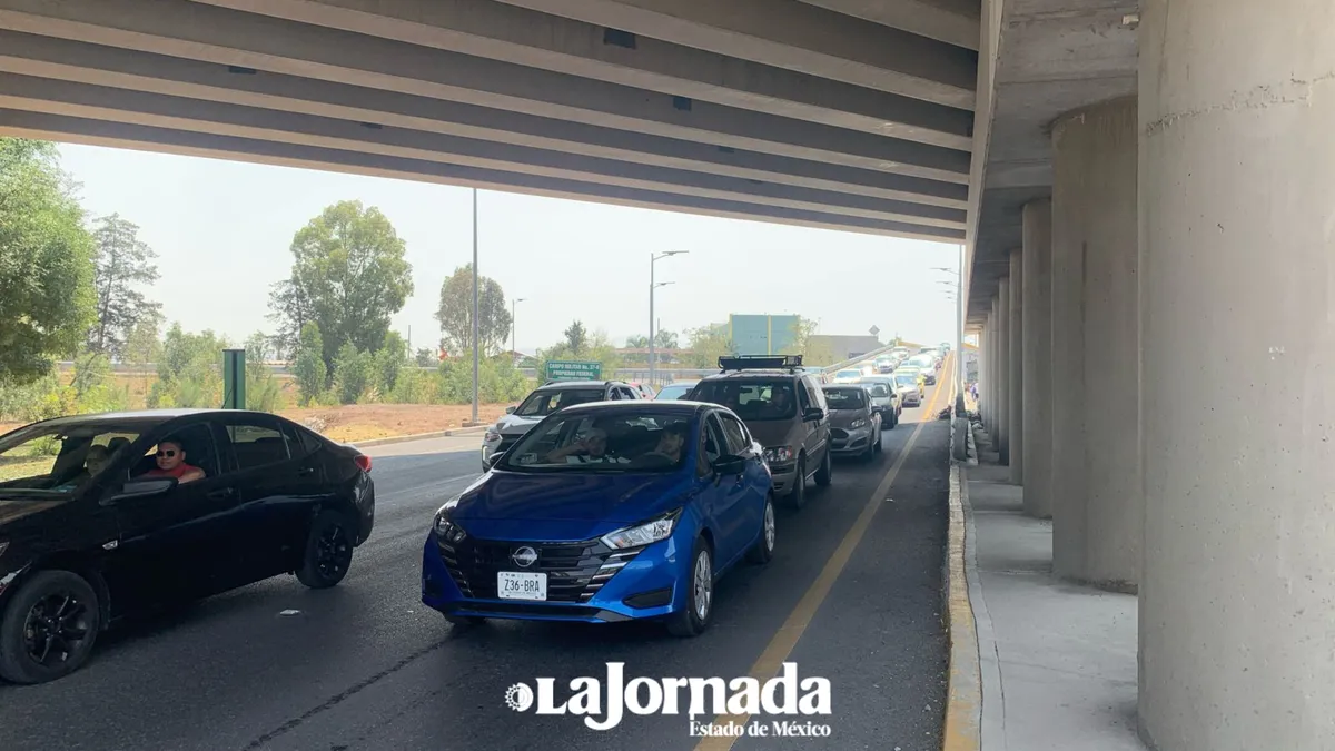 Caos vehicular por Feria Aeroespacial México 2025 en Tecámac