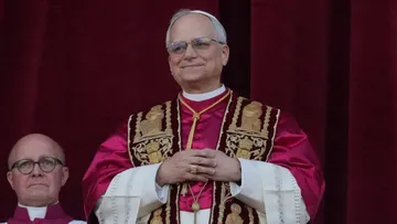 Robert Prevost dirige las primeras palabras al mundo entero como León XIV, el nuevo Papa.