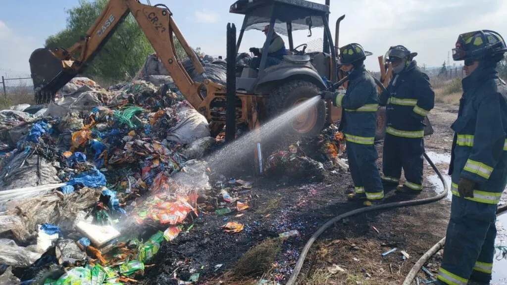 Bomberos de Tepotzotlán sofocan incendio en recicladora de residuos en Axotlán