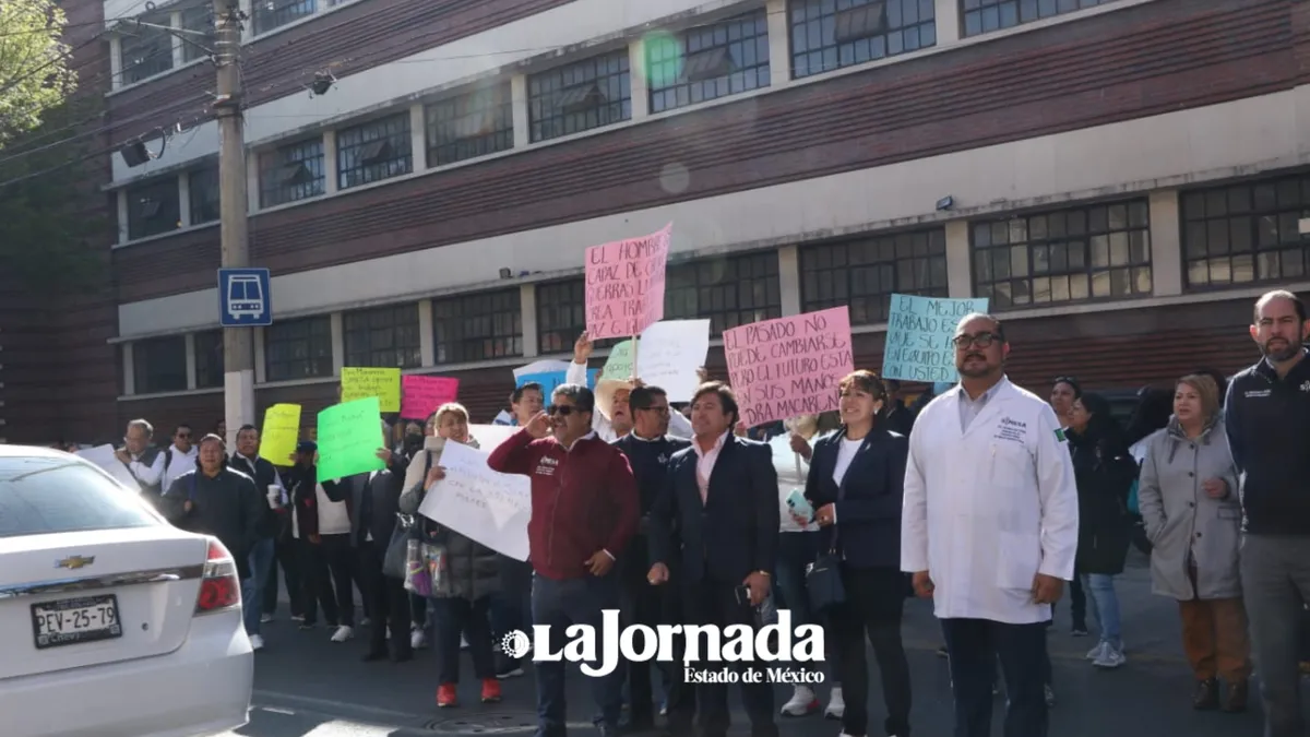 Trabajadores de la salud protestan en Toluca