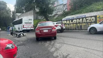 Motociclista sufre accidente y termina debajo de un autobús en la carretera Tlalnepantla-Cuautitlán
