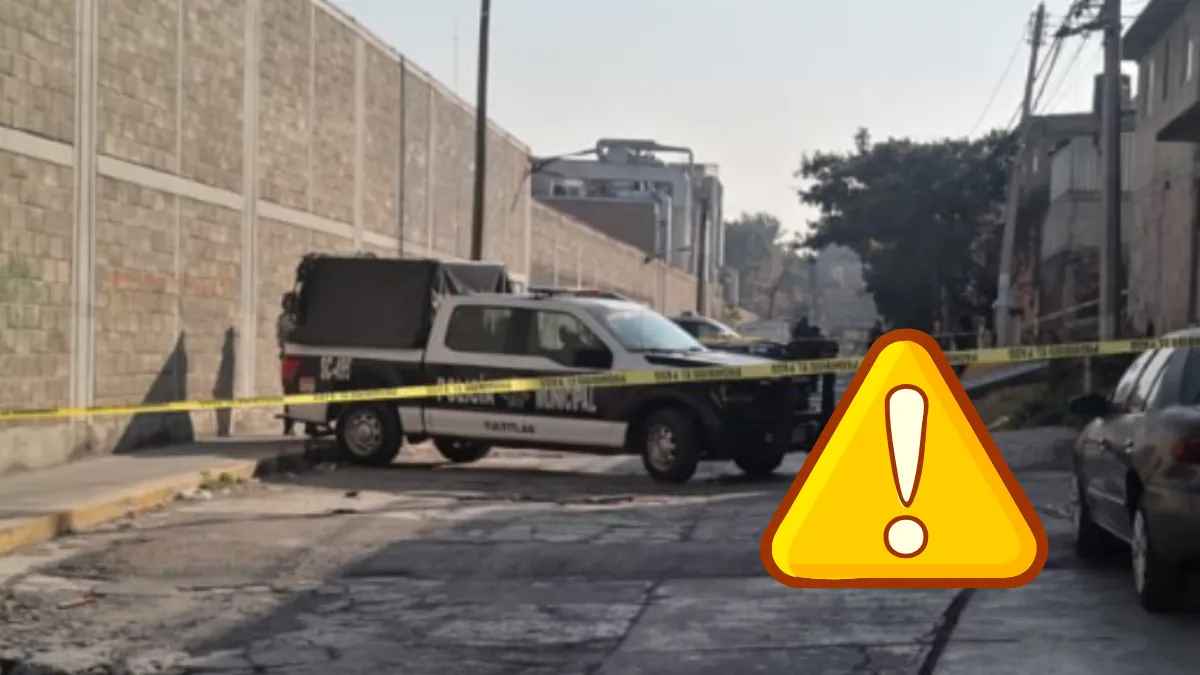 Autoridades acordonaron la zona tras el hallazgo de restos humanos en huacal en una calle de Tultitlán.