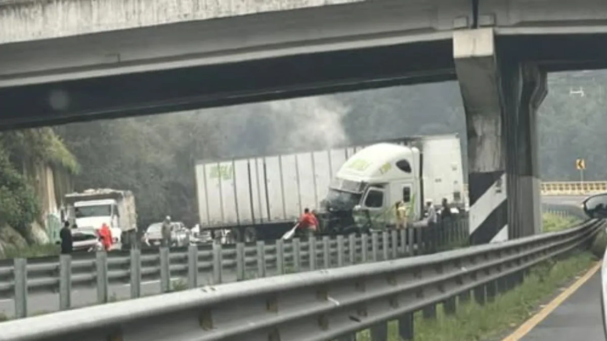Tráiler cierra circulación en la México-Toluca por accidente