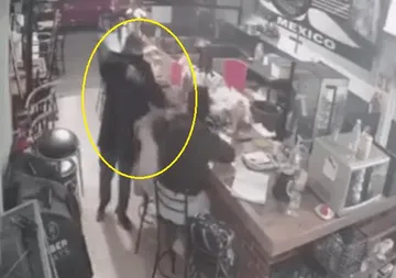 Amagan a niña con arma de fuego
