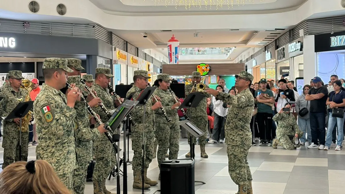 Secretaría de la Defensa anima con música las compras en centro comercial de Ecatepec