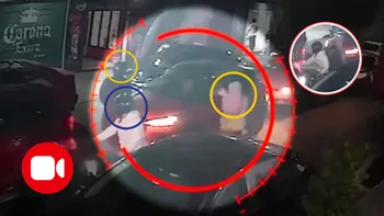 Imágenes del momento exacto en que motorratones encañonan a una conductora y a su hija para robarles en calles de la Agrícola Oriental.