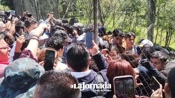 Estudiantes cortaron parte de la reja del campus para ingresar a las instalaciones.