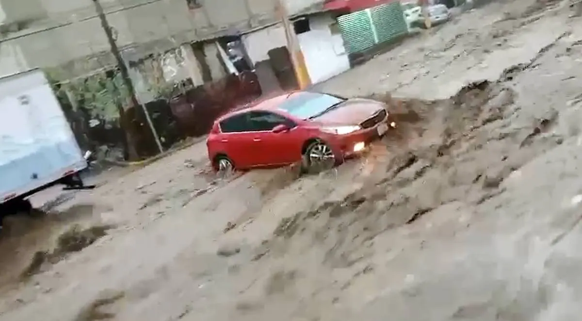 Intensa lluvia arrastra un automóvil en Los Reyes La Paz [VIDEO]