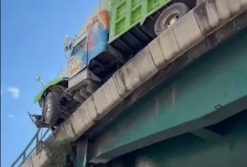 Camión de carga queda al borde de caer de puente en la Cuautitlán-Tlalnepantla