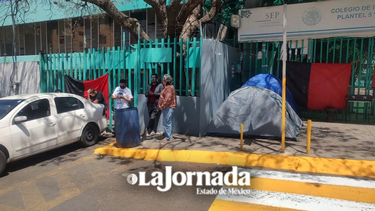 Maestros en huelga y alumnos sin clases en el Colegio de Bachilleres Tlalnepantla