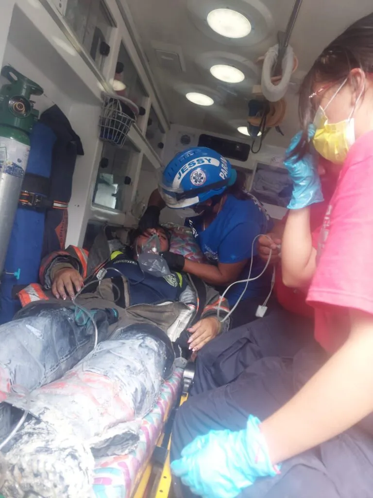 Bomberos intoxicados por incendio de fábrica en Ecatepec