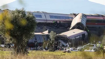 Trenes de alta velocidad chocaron en España; van más de 60 muertos