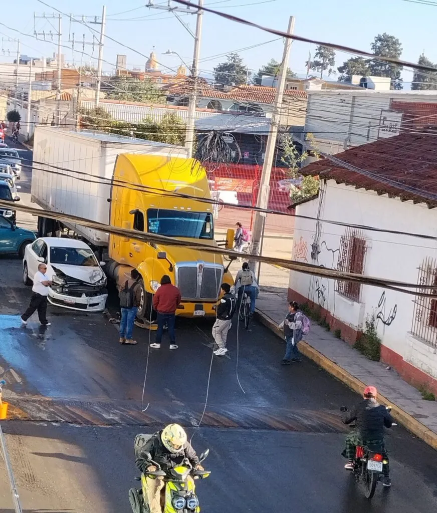 Choque entre auto y tráiler cierra calle en San Lorenzo Tepaltitlán