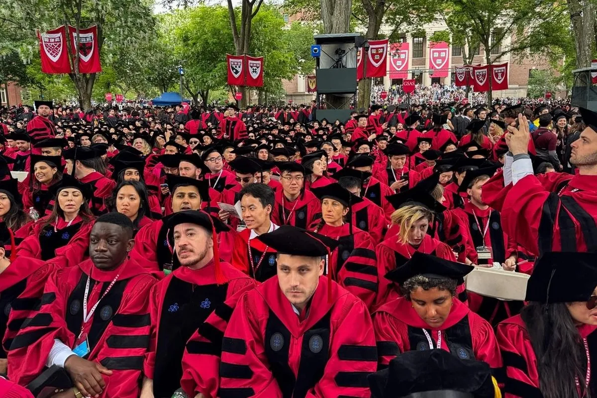 Prohíbe Trump emitir visas a estudiantes extranjeros de Harvard