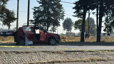 De acuerdo con los primeros reportes, la víctima viajaba en su vehículo cuando perdió el control y se estrelló contra un árbol, falleciendo en el lugar.