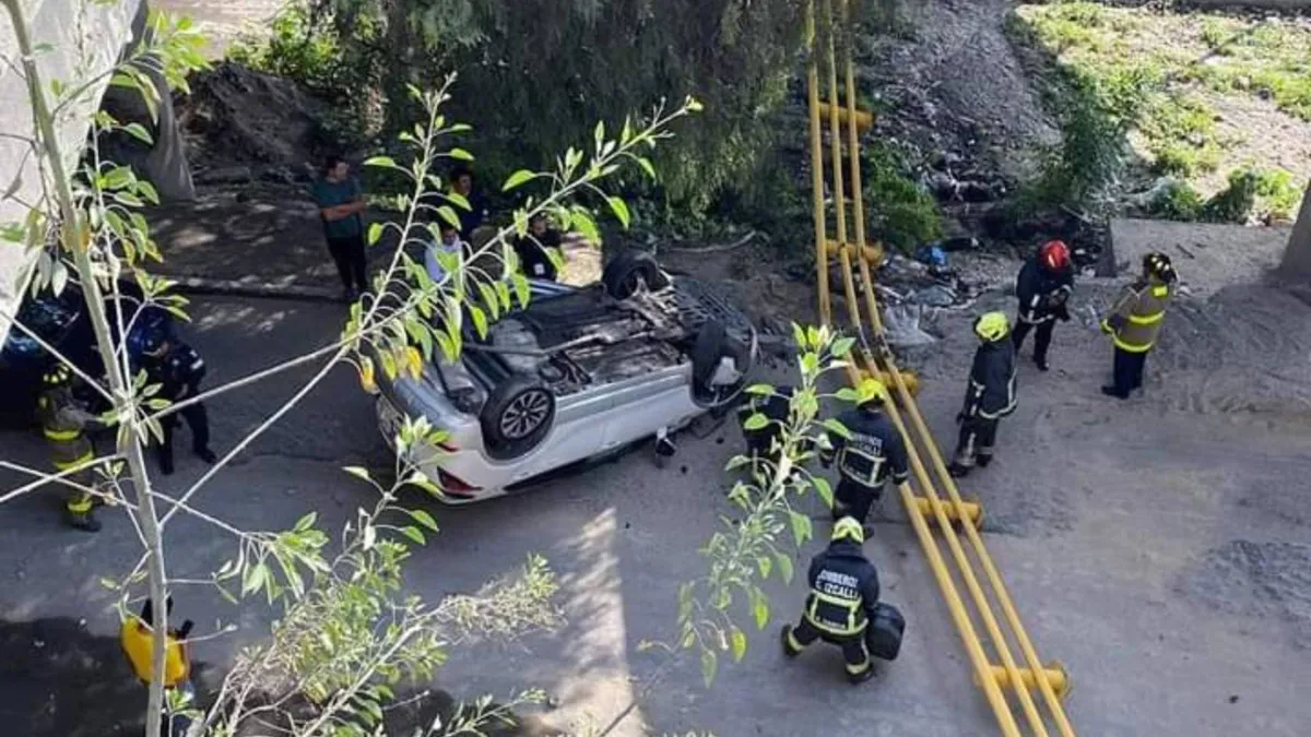 [VIDEO] Automóvil sufre volcadura de un puente en Cuautitlán Izcalli
