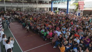 La entrega de tarjetas para la Beca Rita Cetina 2025 se realiza en las asambleas escolares a los estudiantes de secundaria.