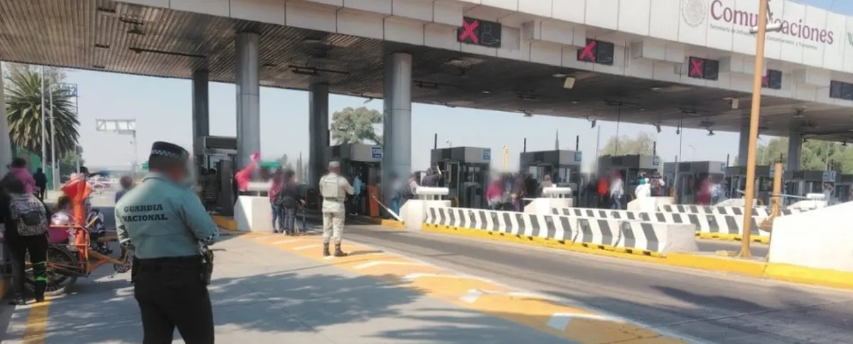 ¡Cierres intermitentes! Pacientes Renales bloquean caseta 7 de la México-Puebla